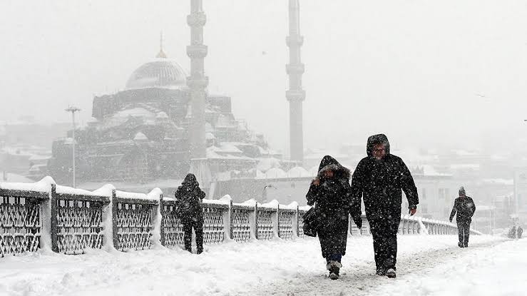 İstanbul'da beklenen yoğun kar yağışı nedeniyle yarın eğitime ara verildi