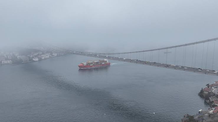 İstanbul Boğazı'nda gemi trafiği sis nedeniyle geçici olarak durduruldu