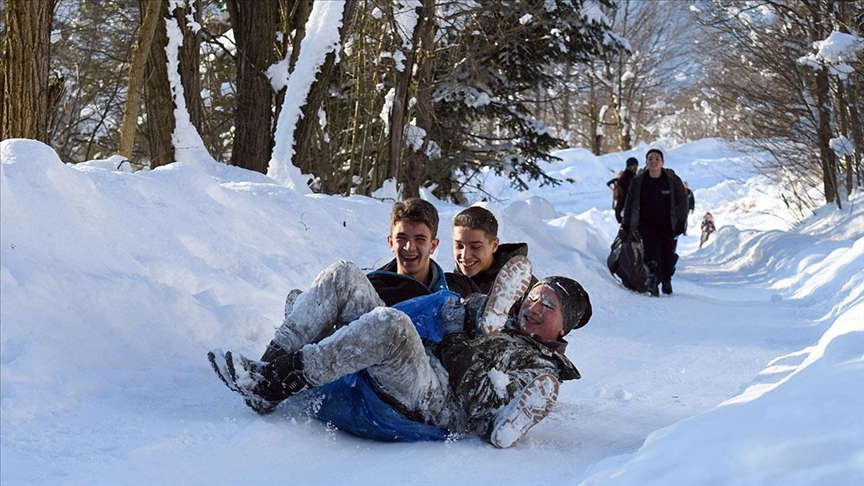 Bazı illerde kar yağışı nedeniyle eğitime ara verildi