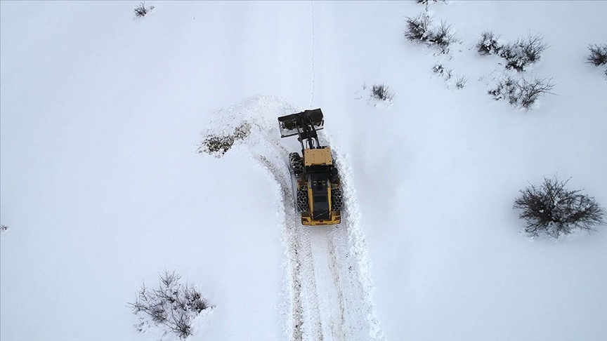 Bitlis'te kardan kapanan kilometrelerce yolu açık tutmak için çalışıyorlar