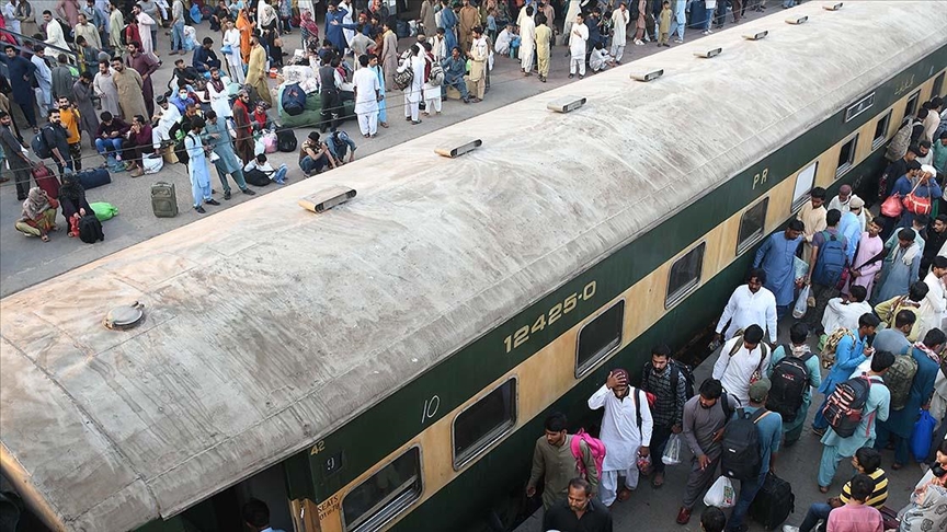 Pakistan'da bir trene silahla saldırı düzenlendi