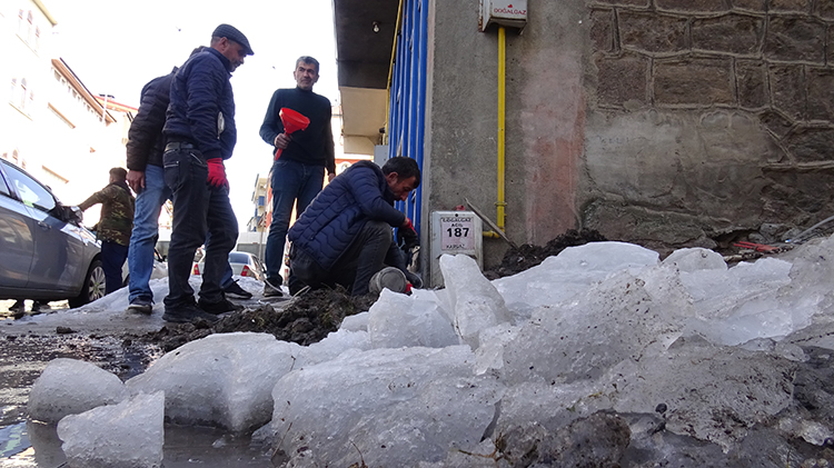 Kars'ta içme suyu şebekesi hatları dondu