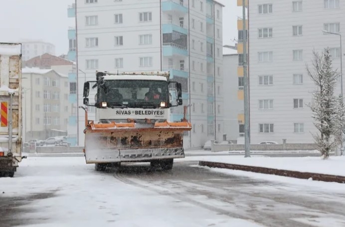 Sivas'ta Kar Temizliği 7/24 Sürüyor