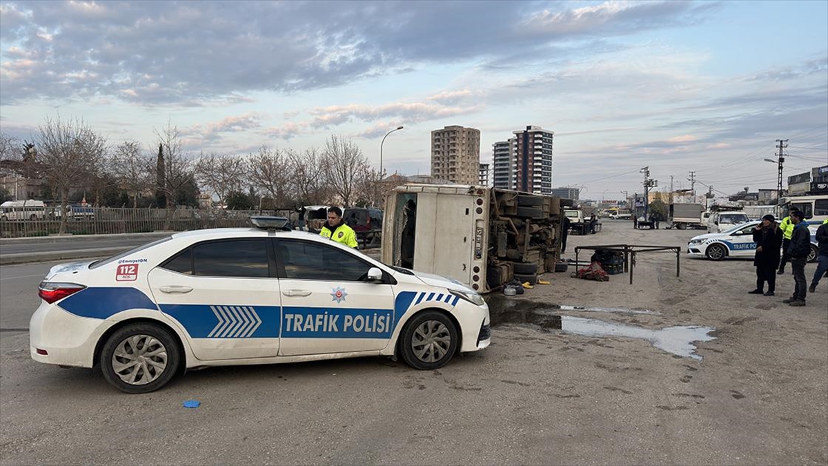 Adana'da tarım işçilerini taşıyan midibüsün devrilmesi sonucu 15 kişi yaralandı