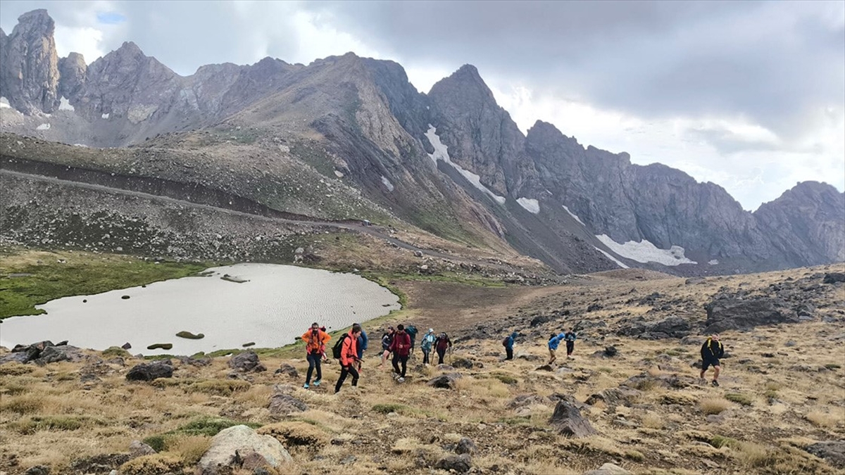 Çekyalı Dağcılar Hakkari'de Sat Buzul Gölleri'ni Keşfetti