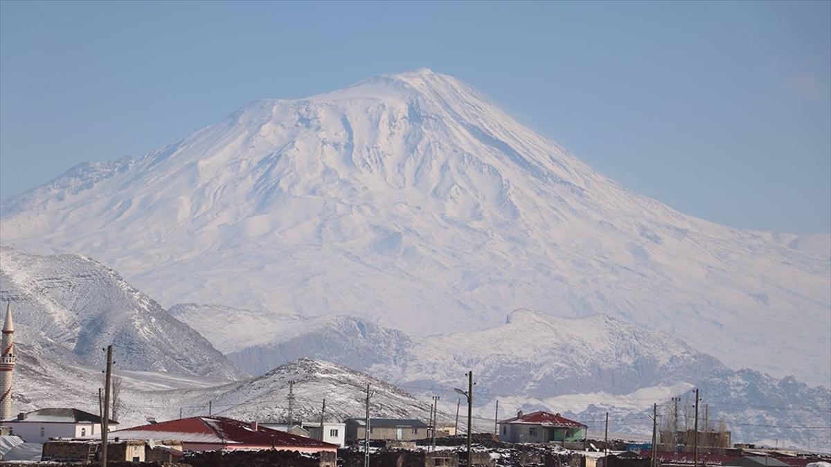 Ağrı Dağı yeniden beyaza büründü