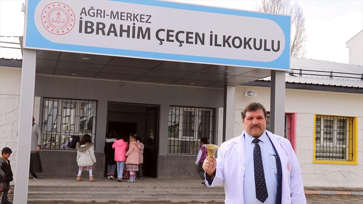 Ağrı'da kızıyla aynı okulda öğretmenlik yapan baba, vedaya hazırlanıyor