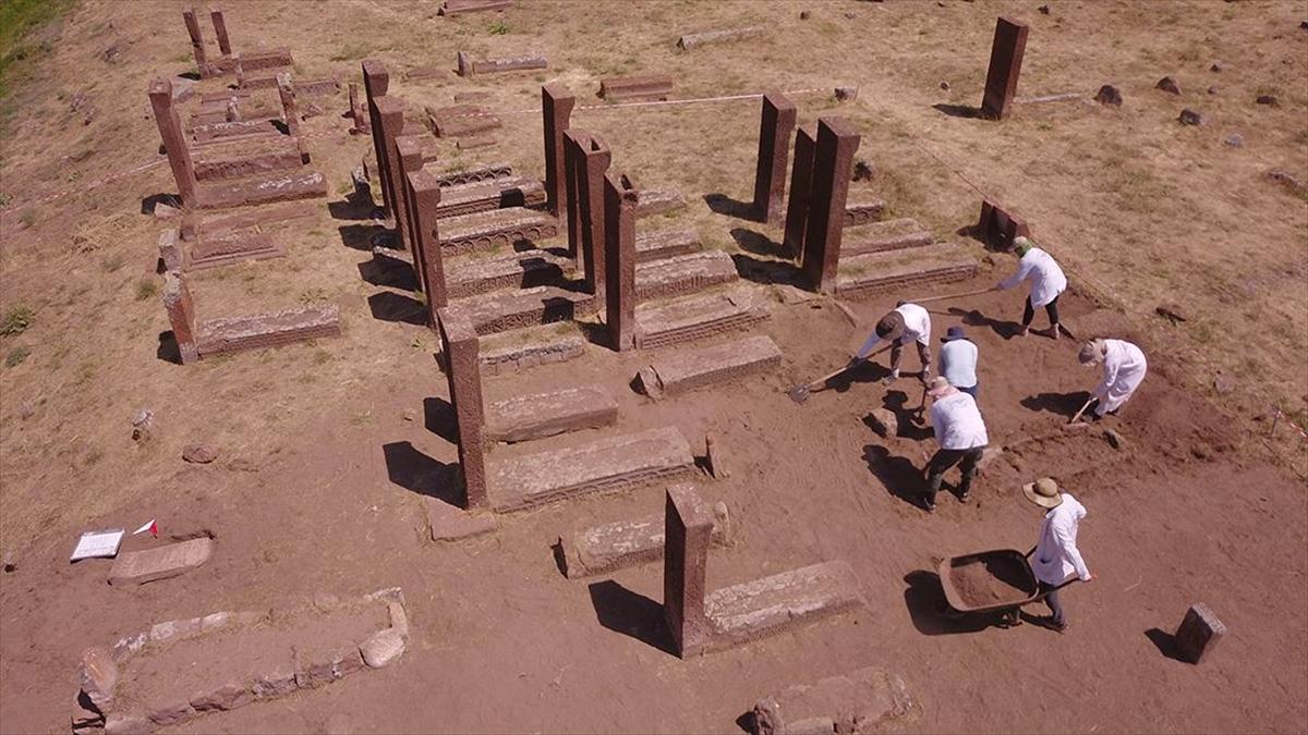 Ahlat Selçuklu Meydan Mezarlığı'nda Birinci Dünya Savaşı'nın oluşturduğu tahribatın izleri siliniyor