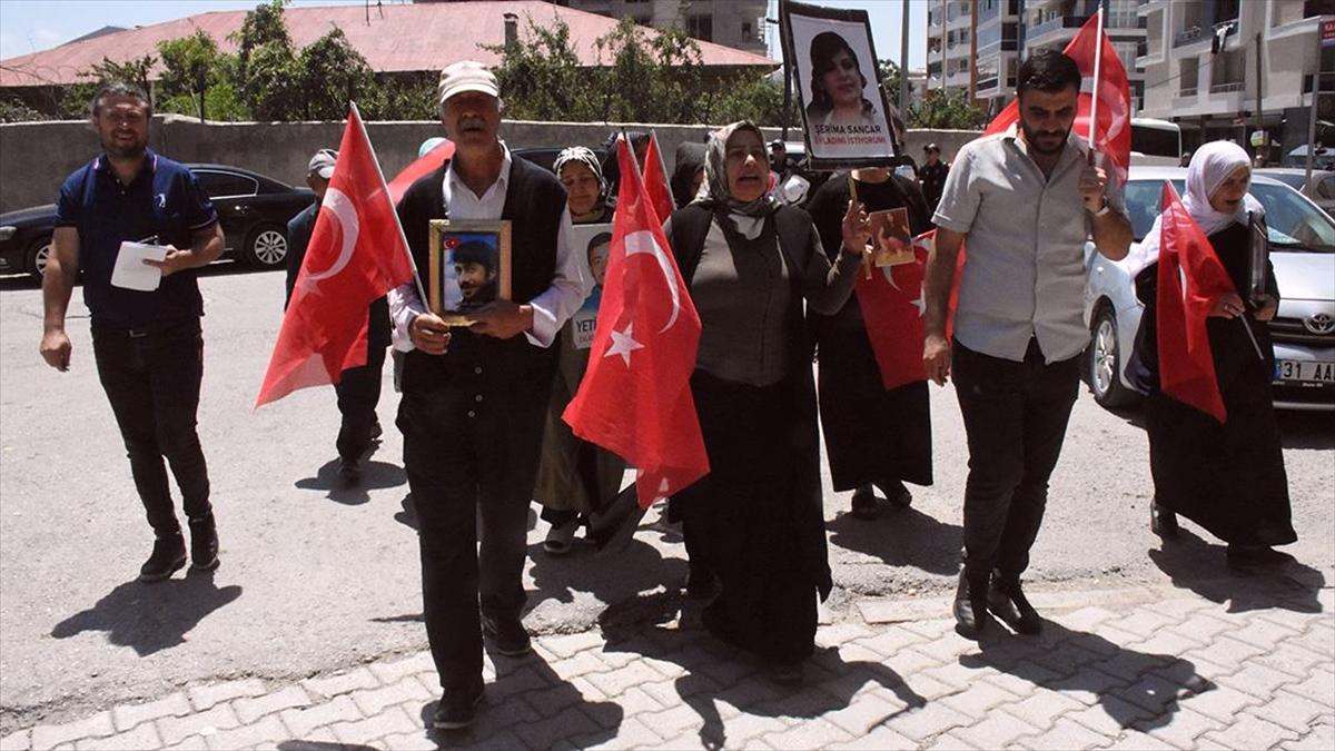 Ailelerin DEM Parti İl Başkanlığı Önündeki Eylemi Sürüyor