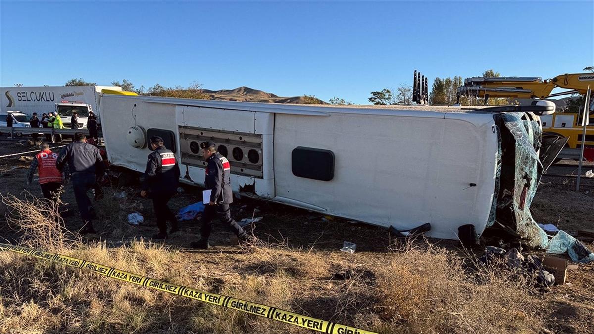 Aksaray'da tur otobüsünün devrilmesi sonucu 6 kişi öldü, 34 kişi yaralandı