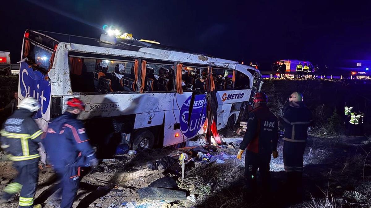 Aksaray'da yolcu otobüsünün devrilmesi sonucu 2 kişi öldü, 34 kişi yaralandı