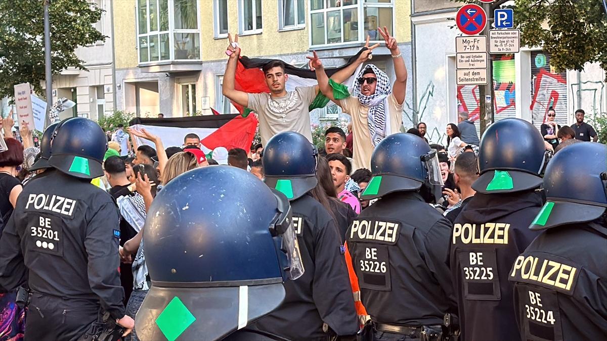 Alman polisinin Filistin gösterisinde 10 yaşındaki çocuğu gözaltına alması tepki çekti