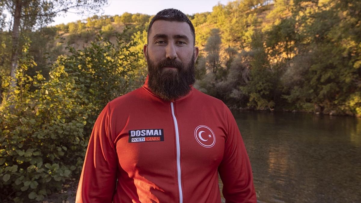 Altın kemerli kick boksçu Muhammed Dursun, Dubai'de şampiyonluk hedefliyor