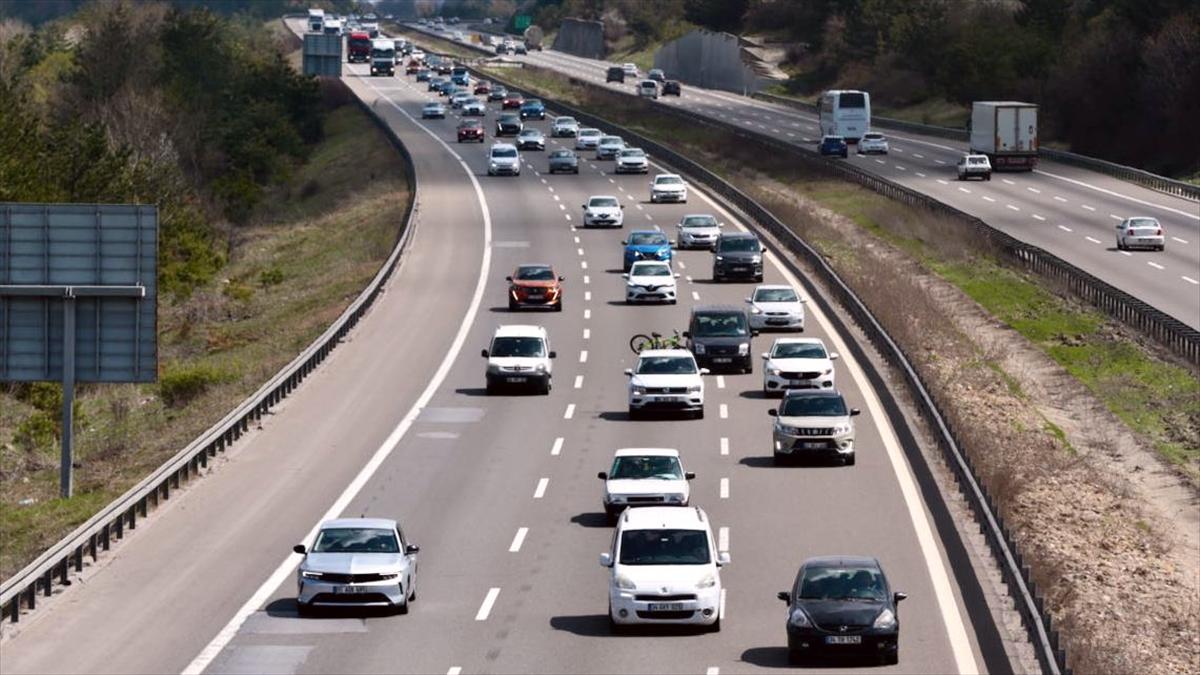 Anadolu Otoyolu'nun Bolu kesiminde bayram tatili dönüş trafiği akıcı yoğun seyrediyor