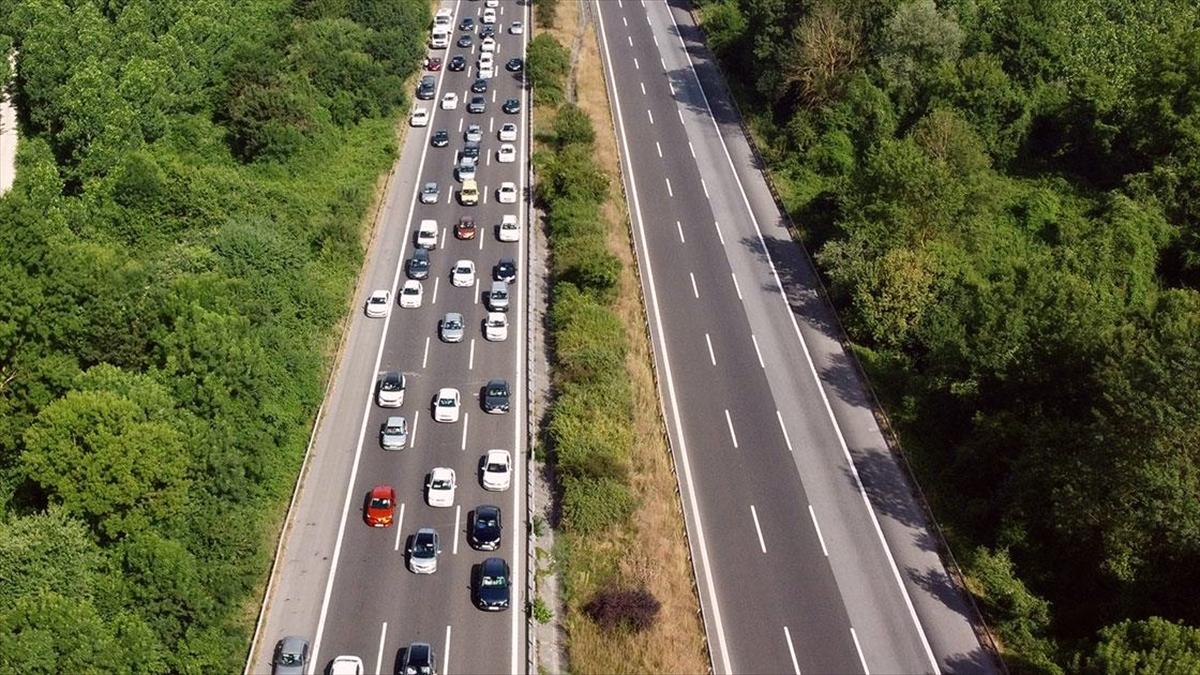 Anadolu Otoyolu'nun Düzce ve Bolu geçişinde akıcı yoğunluk yaşanıyor