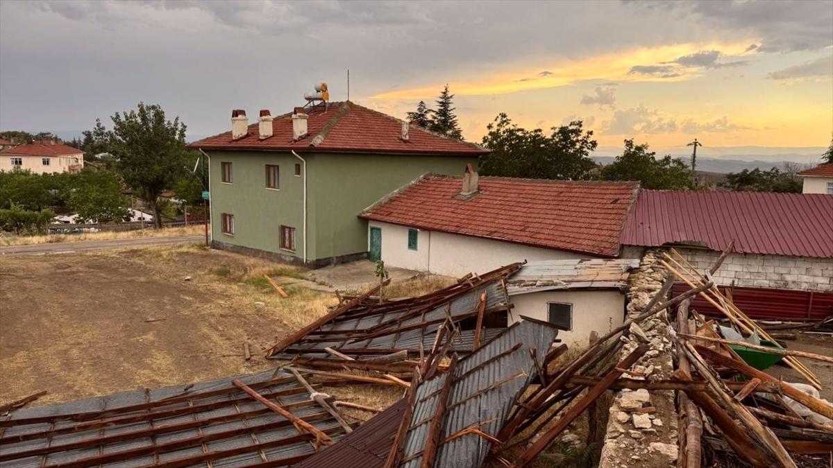 Ankara Beypazarı'nda kuvvetli rüzgar çatıları uçurdu