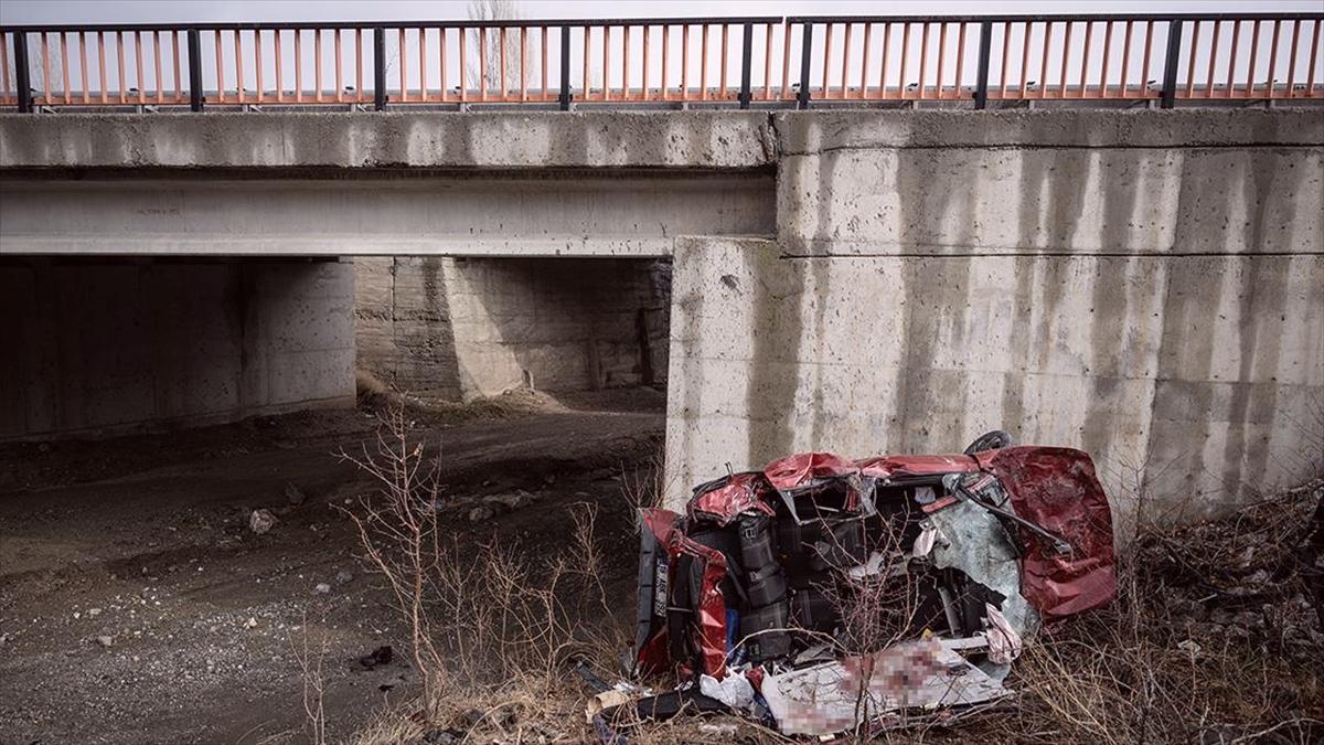 Ankara'da köprülü kavşaktan düşen otomobildeki aynı aileden 5 kişi hayatını kaybetti