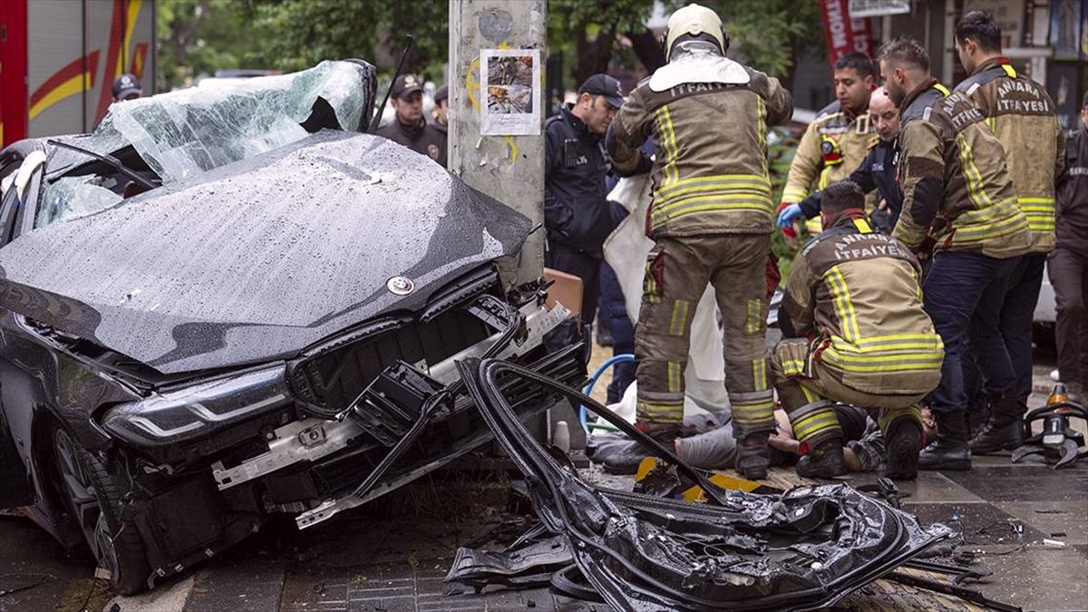 Ankara'da trafik levhası direğine çarpan otomobildeki 1 kişi öldü, 4 kişi yaralandı