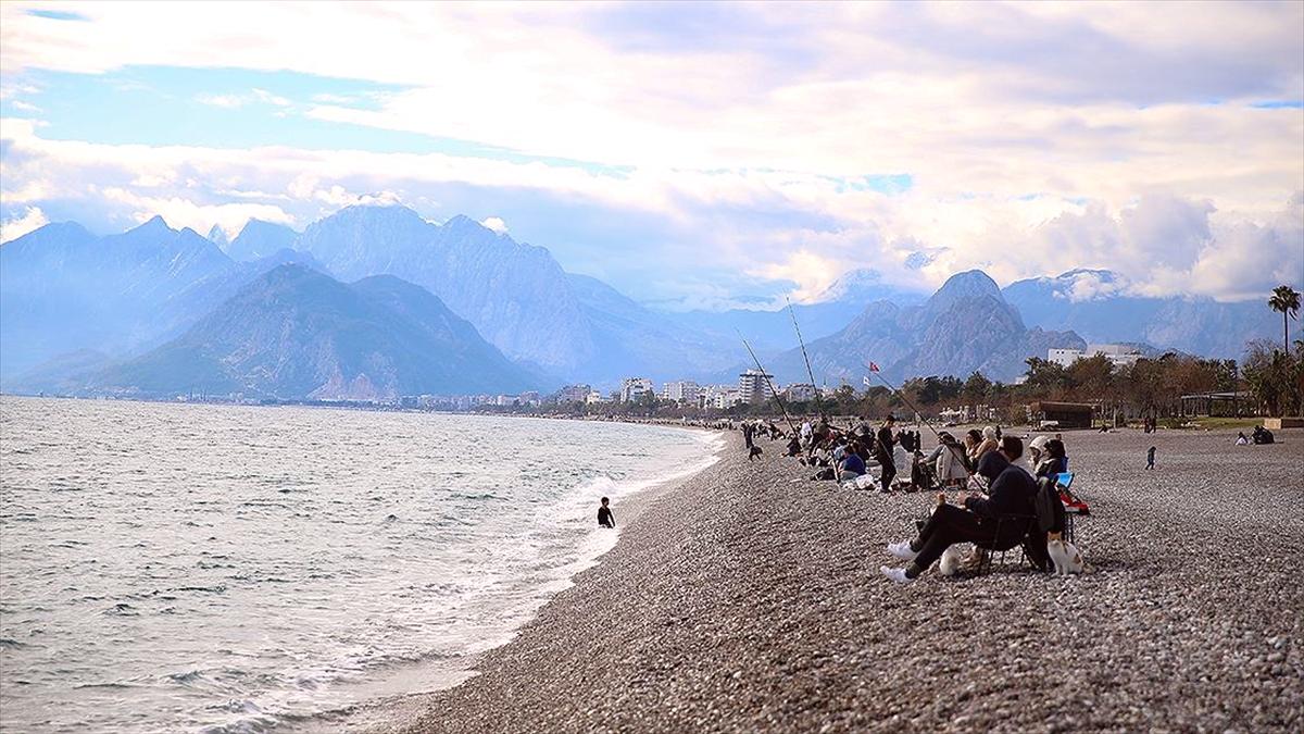 Antalya sahillerinde yeni yılın ilk hafta sonunda yoğunluk yaşandı