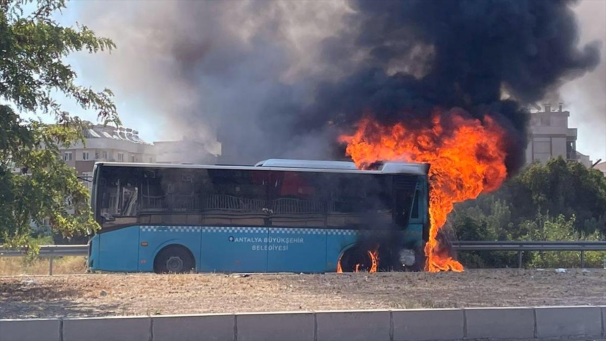 Antalya'da halk otobüsünde çıkan yangın söndürüldü