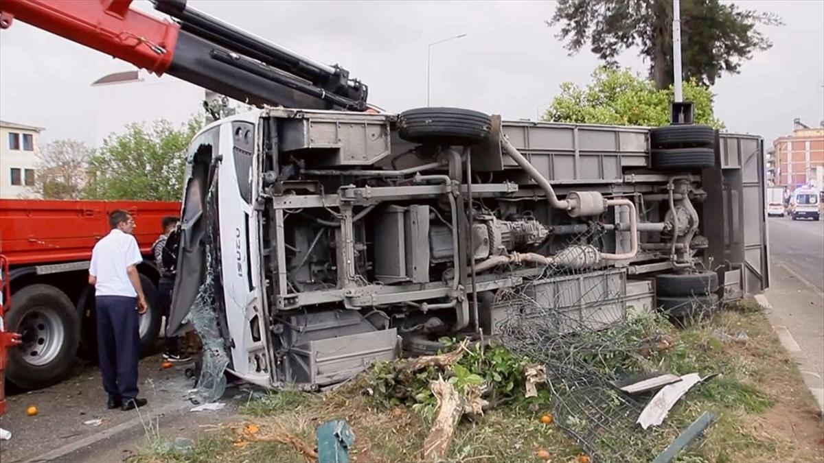 Antalya’da otel servis aracı devrildi, 19 kişi yaralandı