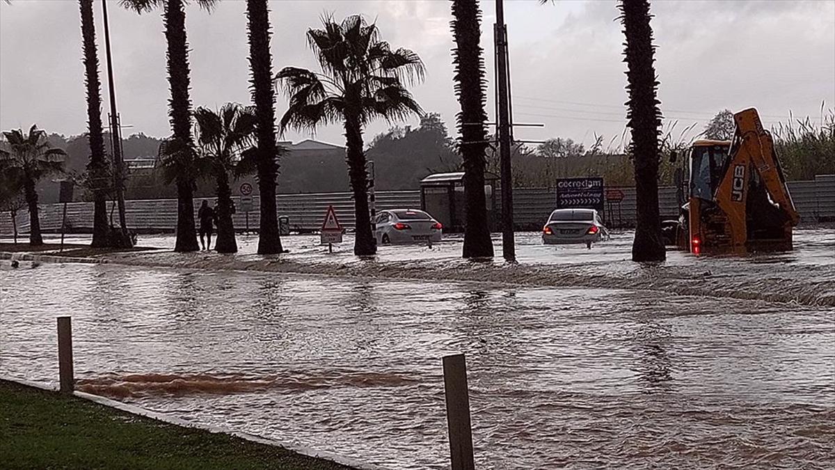 Antalya'da şiddetli yağış etkili oldu