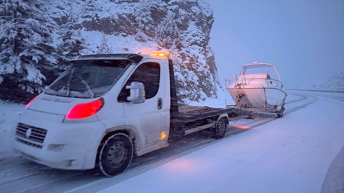 Antalya'nın yüksek kesimlerinde kar etkili oluyor