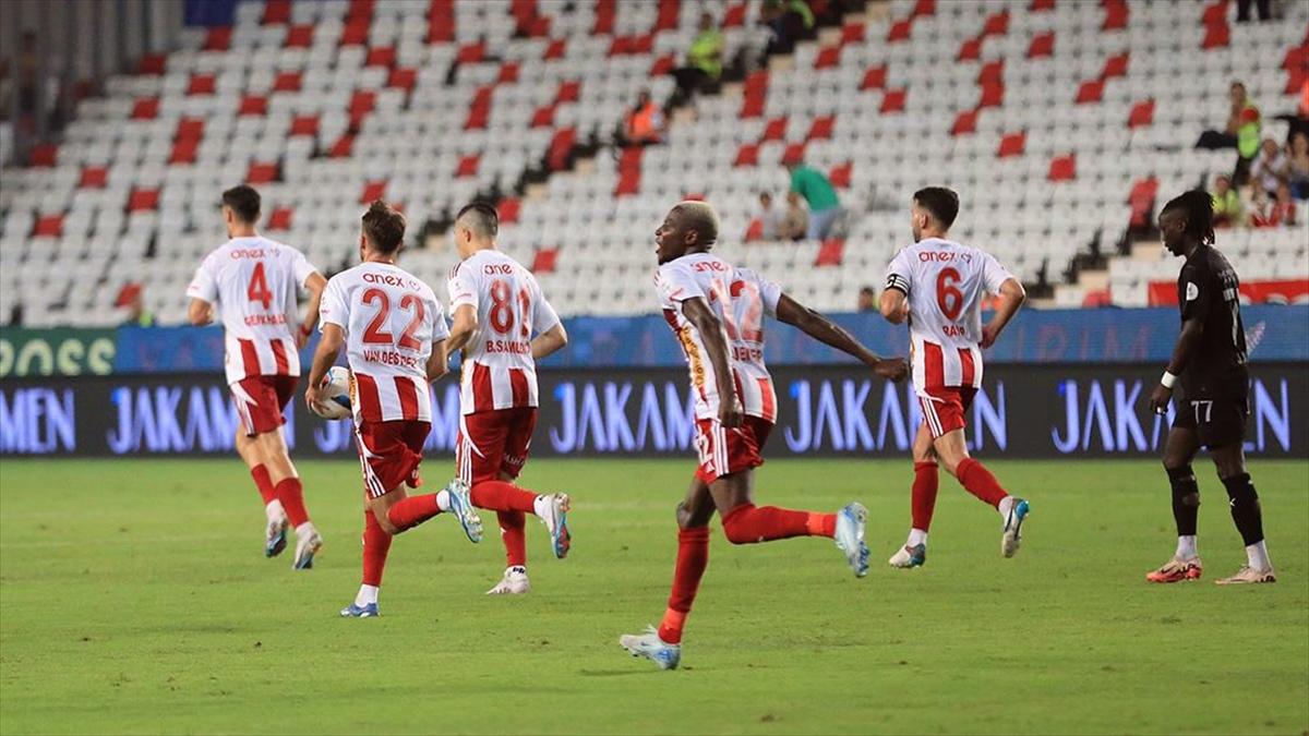 Antalyaspor, konuk ettiği Atakaş Hatayspor'u 3-2 yendi