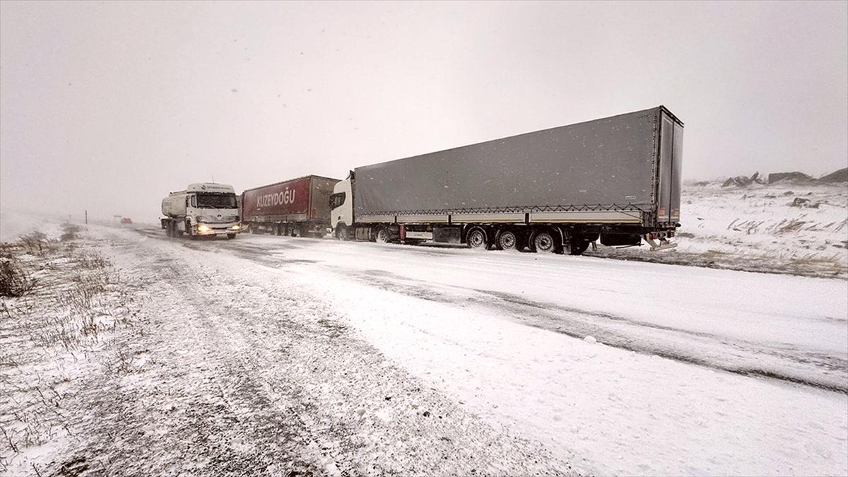 Ardahan-Şavşat kara yolunda ulaşım normale döndü