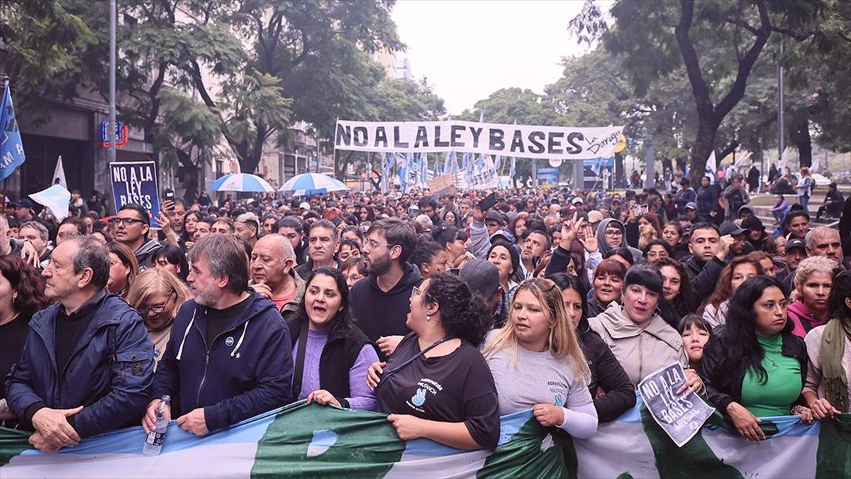 Arjantin'de Milei hükümeti karşıtı şiddetli protestolarda 40 kişi yaralandı