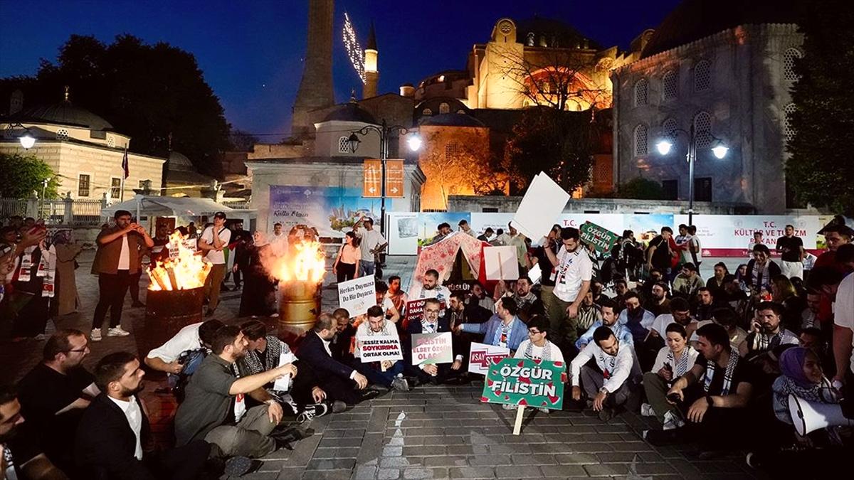 Ayasofya Meydanı'nda İsrail'in saldırılarına karşı 