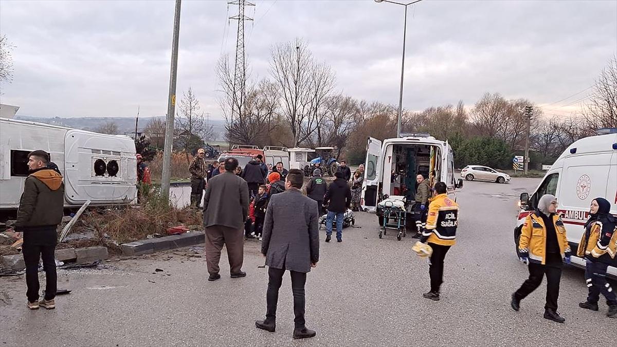 Balıkesir'de okul servisi ile tırın çarpışması sonucu 26 kişi yaralandı