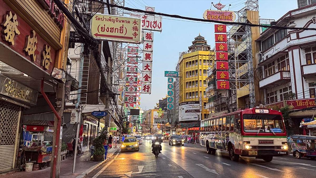 Bangkok sokaklarının lezzet tezgahları hayatın ritmini tutuyor