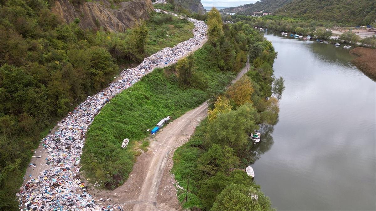 Bartın'da vahşi depolama alanının dolması nedeniyle çöplerin yola dökülmesine inceleme