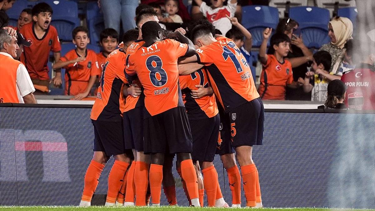 Başakşehir, UEFA Konferans Ligi play-off turunda adını lig aşamasına yazdırdı