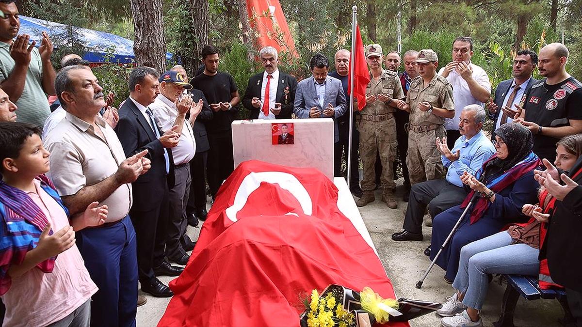 Başçavuş Ferhat Gedik, şehadetinin yıl dönümünde Hatay'daki kabri başında anıldı