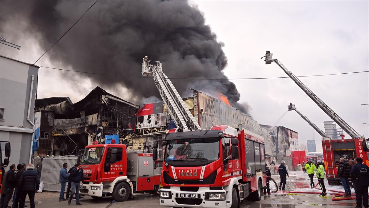 Başkentte çıkan depo yangınına itfaiye ekipleri müdahale ediyor