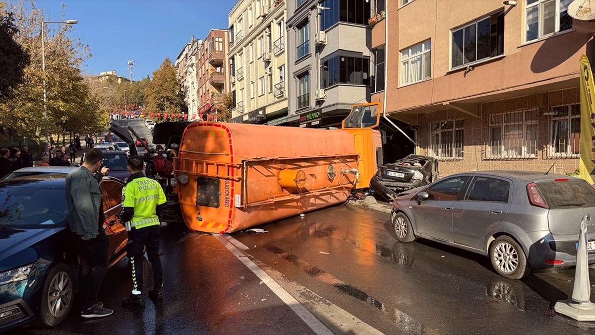 Bayrampaşa'da İBB'ye ait yol bakım aracının 8 araca çarptığı kazada 3 kişi yaralandı