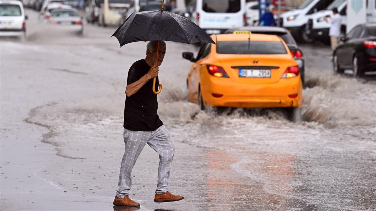 Bazı illerde etkili olan yağışlarda mahsur kalan 1065 kişi tahliye edildi