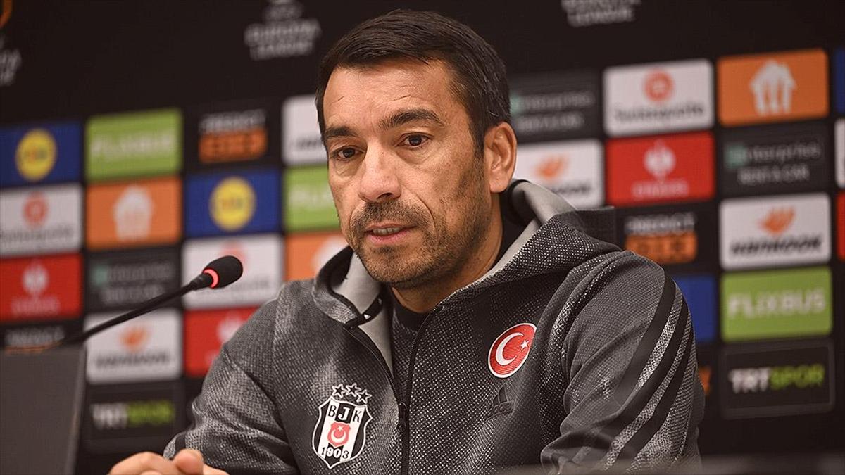 Beşiktaş Teknik Direktörü Van Bronckhorst: Buraya tekrar kazanan kimliğimize kavuşmaya geldik