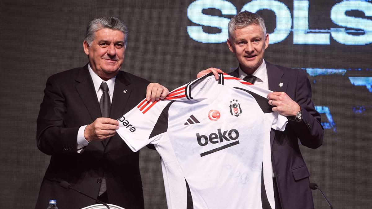 Beşiktaş'ın yeni teknik direktörü Ole Gunnar Solskjaer için imza töreni düzenledi