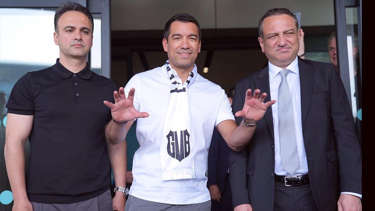 Beşiktaş'ın yeni teknik direktörü Van Bronckhorst İstanbul'a geldi