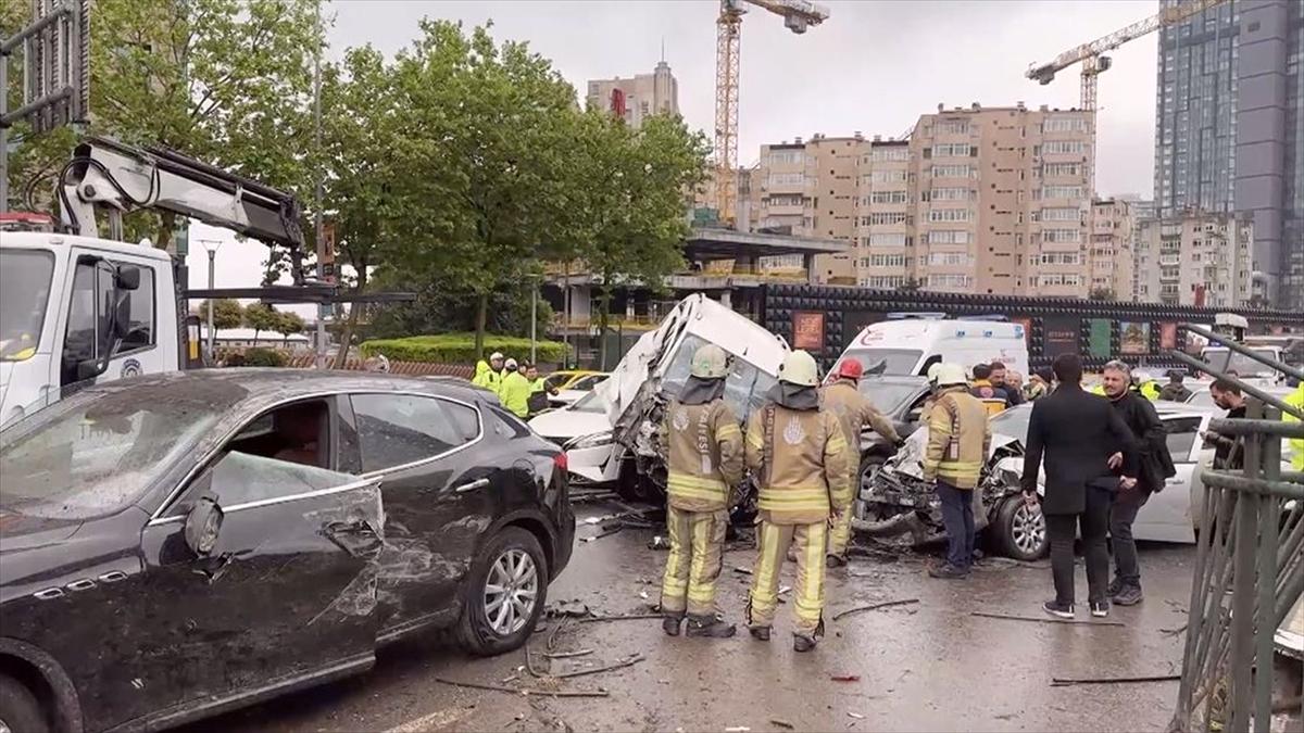 Beşiktaş'ta 7 aracın karıştığı zincirleme kaza meydana geldi