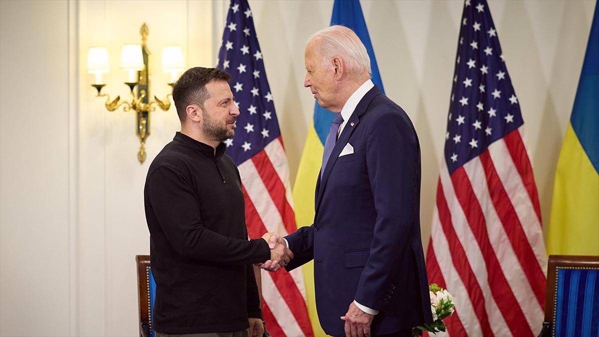 Biden, Zelenskiy ile görüşmesinde Ukrayna'ya tam desteğini yineledi