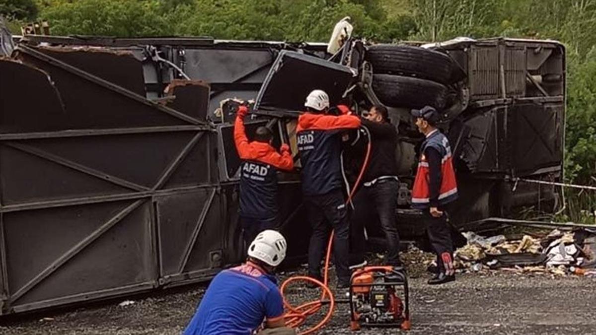 Bitlis'te otobüs ile tırın çarpışması sonucu 2 kişi hayatını kaybetti, 30 kişi yaralandı