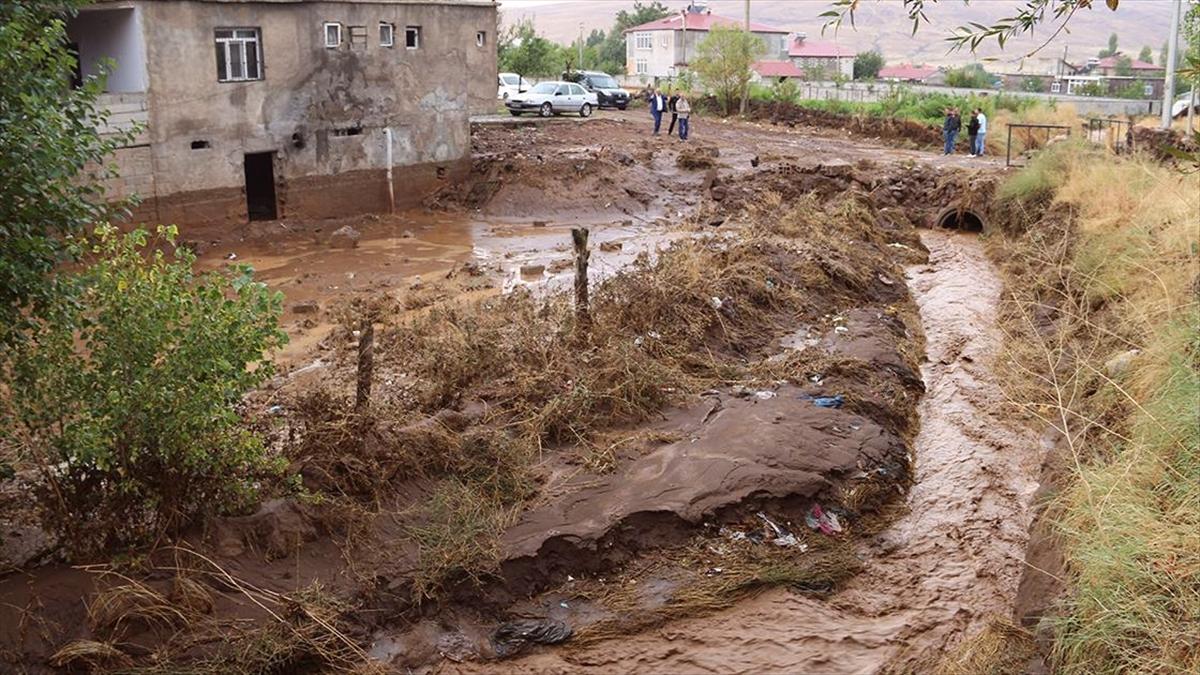 Bitlis'te sağanak heyelana yol açtı