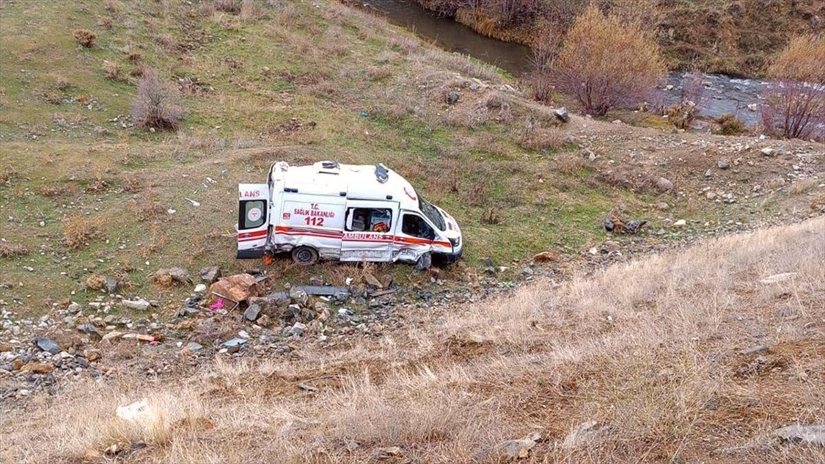 Bitlis'te trafik kazasında 3'ü sağlık personeli 11 kişi yaralandı