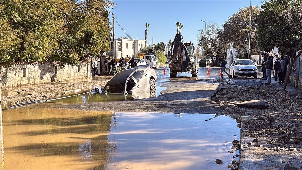 Bodrum'da içme suyu hattının patlamasıyla oluşan çukura düşen otomobil sürücüsü kurtarıldı