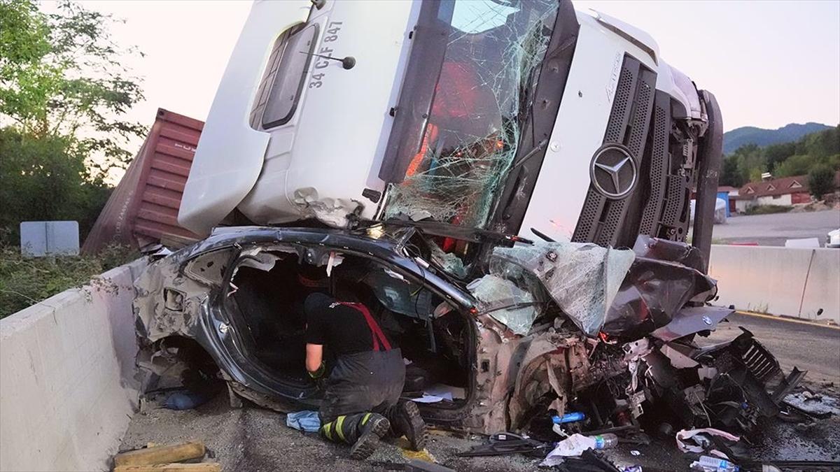 Bolu Dağı'nda zincirleme kazada tırın altında kalan otomobilin sürücüsü kurtarıldı