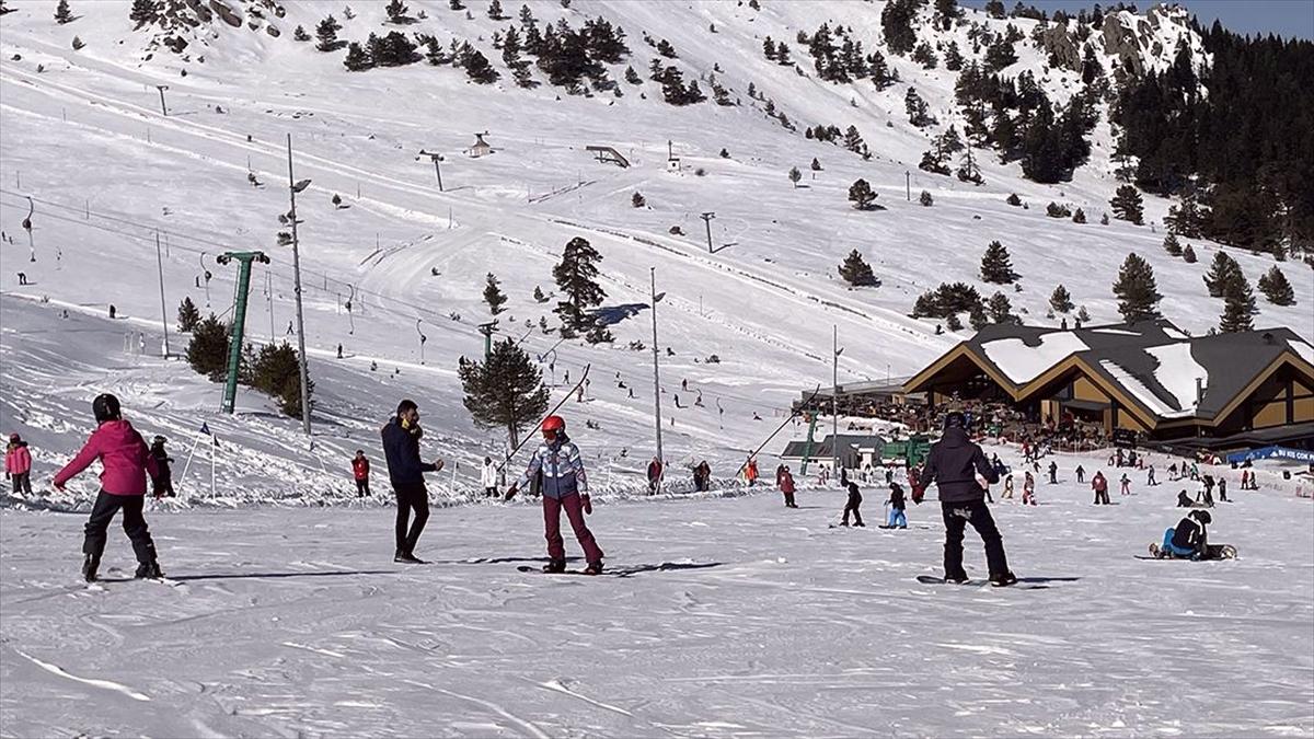 Bolu'da yüksek kesimlerde kış, merkezde bahar yaşanıyor